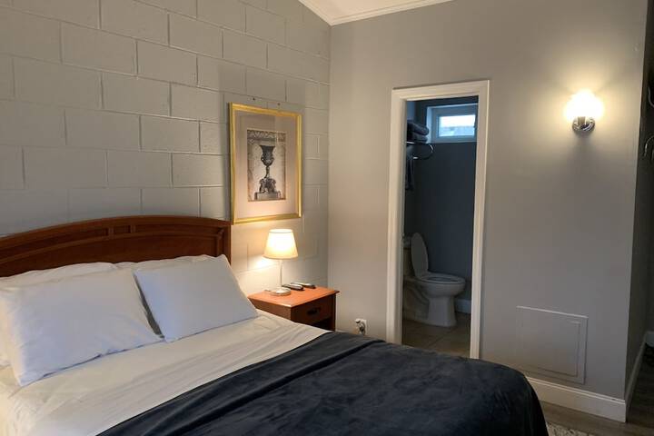 1 Queen Bed (2 of 20)