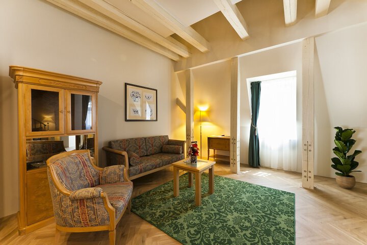 Room 28 of 82