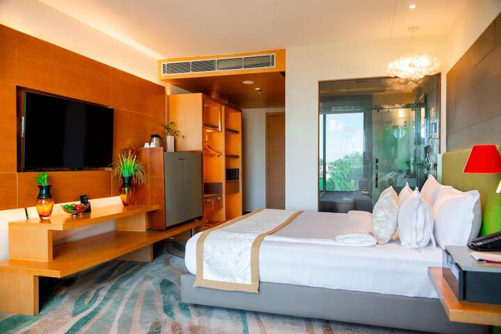 Room 10 of 32