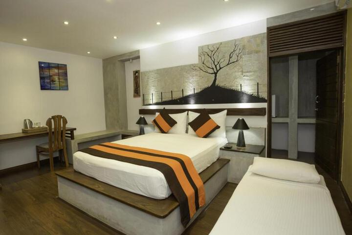 Room 8 of 9