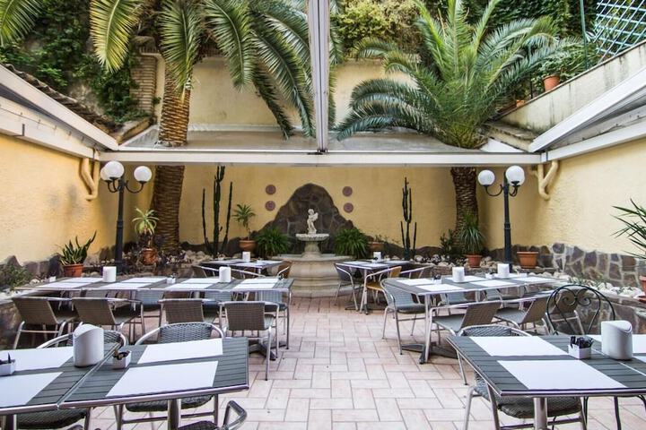 Hotel Exterior 40 of 45