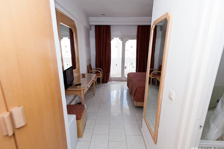 Room 6 of 26