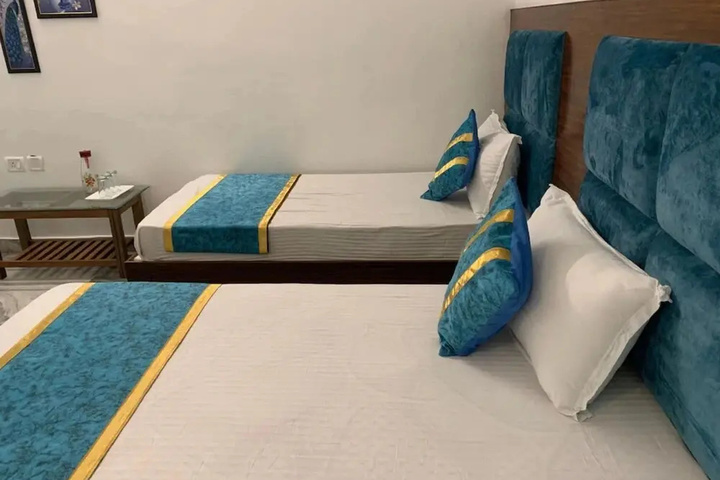 Room 2 of 8