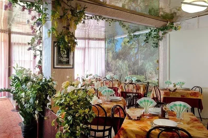 Dining 8 of 9