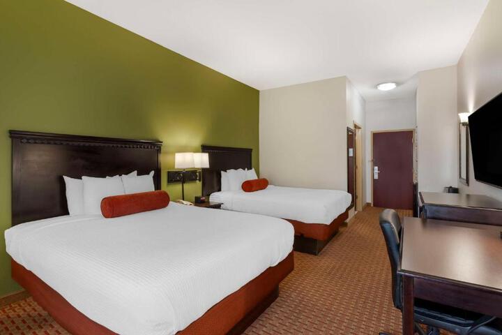 2 Queen Beds High Speed Internet Accessible Microwave and Refrigerator, Coffee Maker Iron and Ironing Board Hairdryer Full Breakfast (2 of 13)