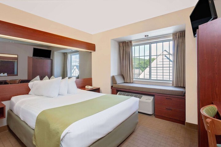 1 Queen Bed (7 of 14)