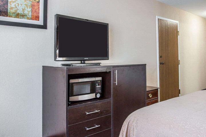 Queen Bed Accessible (11 of 11)