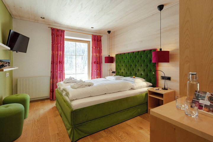 Room 26 of 77