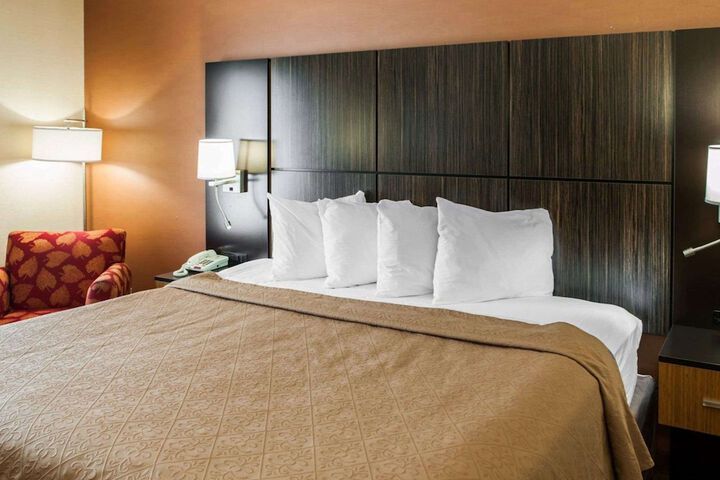 1 King Bed (5 of 7)