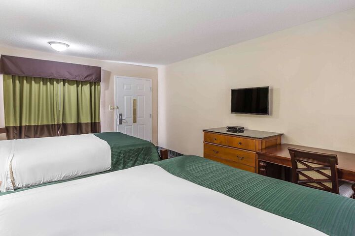 1 Queen Bed Accessible (1 of 12)