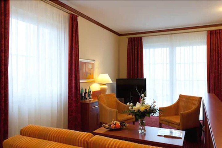 Room 9 of 42
