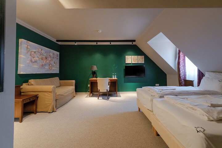 Room 6 of 103