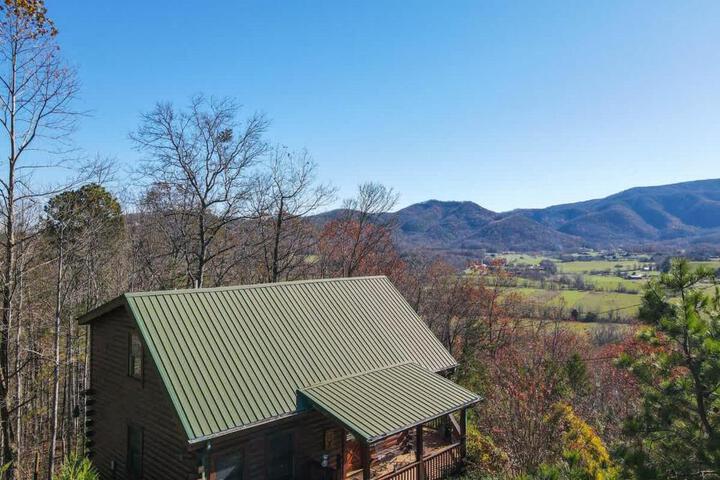 Gorgeous View. Hot Tub. Privacy. Fireplace. Pool &  Fishing Access! in Sevierville, TN