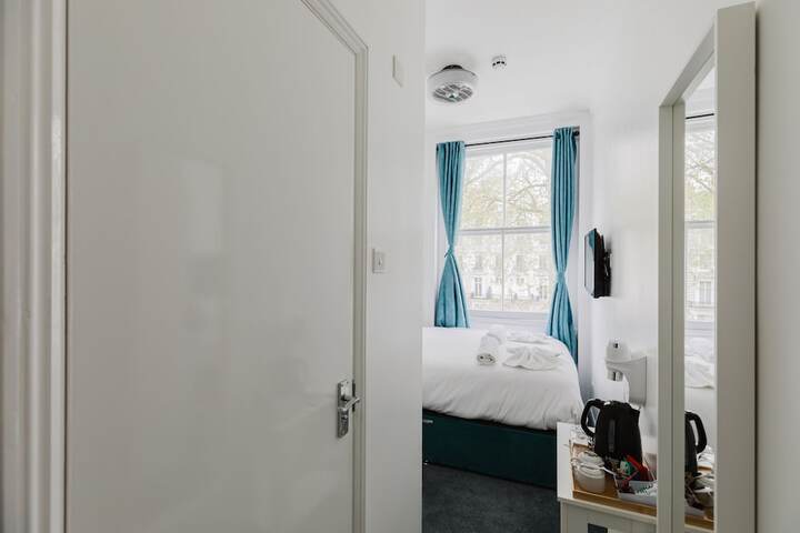 Room 25 of 122