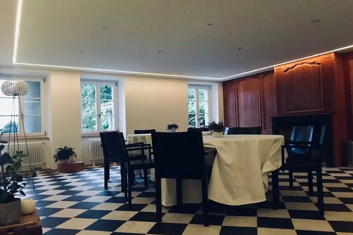 Dining 18 of 19