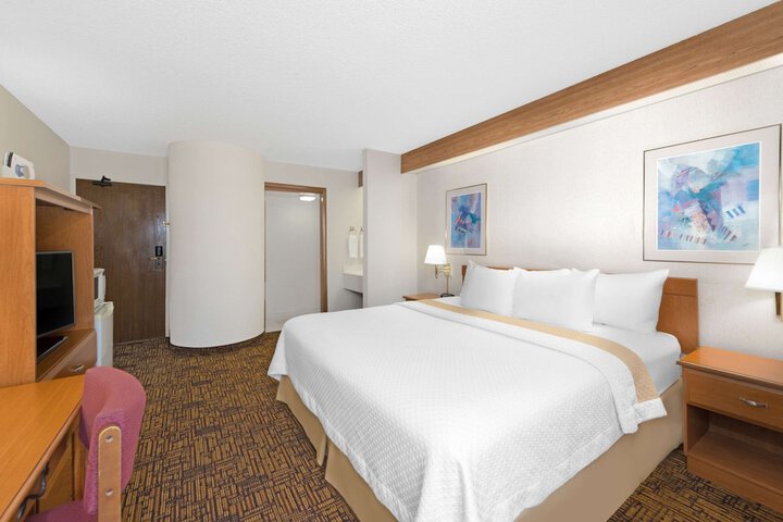 Room 4 of 17