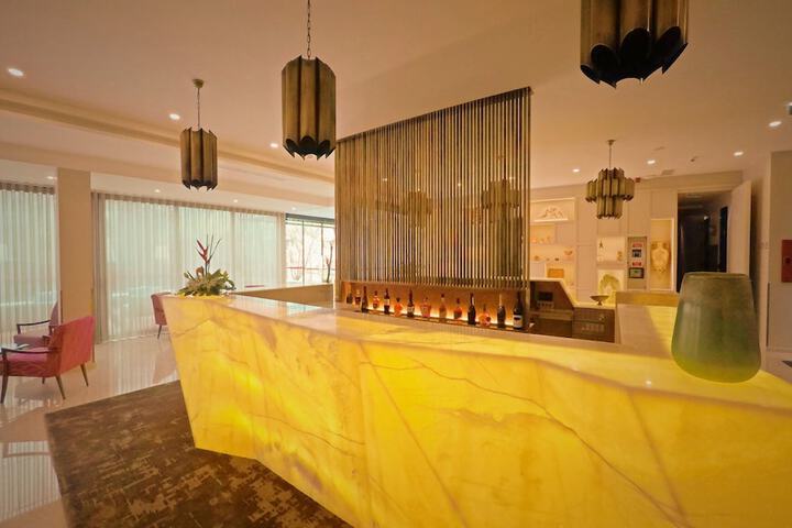 Lounge 50 of 62
