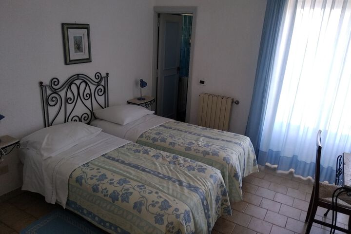 Room 2 of 25