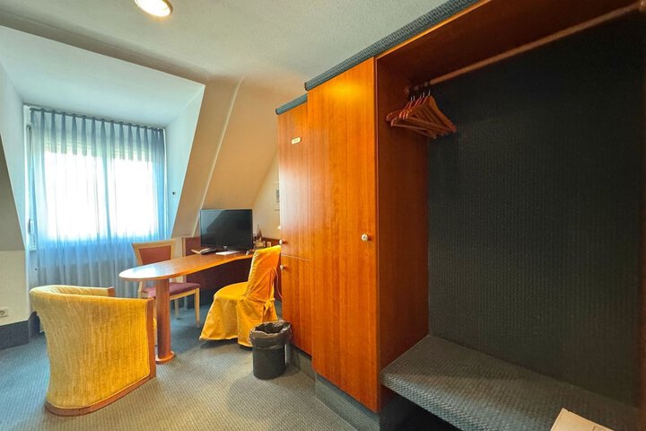 Room 37 of 63