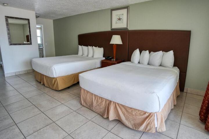 2 Queen Beds (17 of 18)