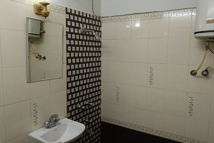 Room 9 of 12