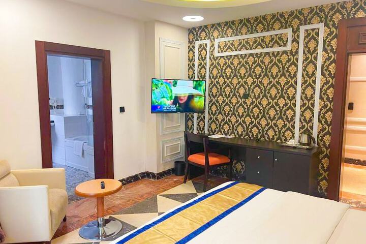 Room 18 of 114