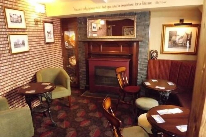Lounge 10 of 11