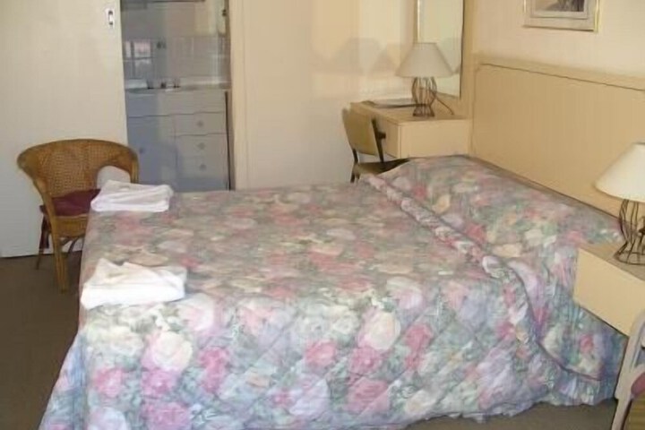 Room 8 of 13