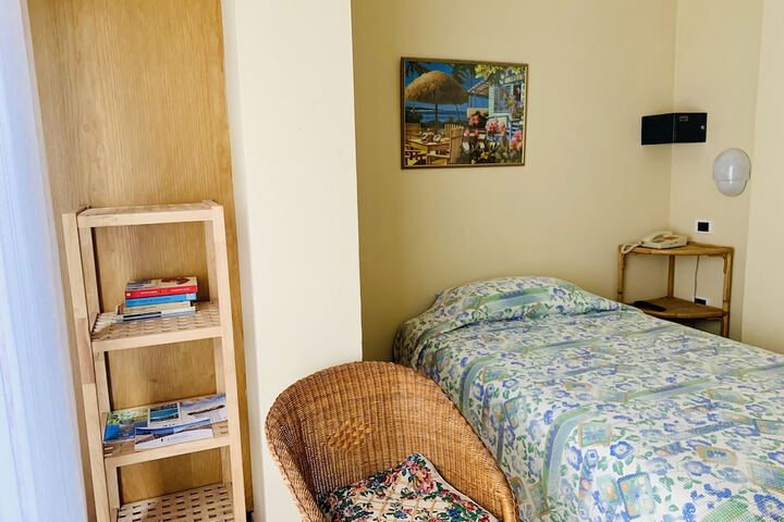 Room 6 of 33