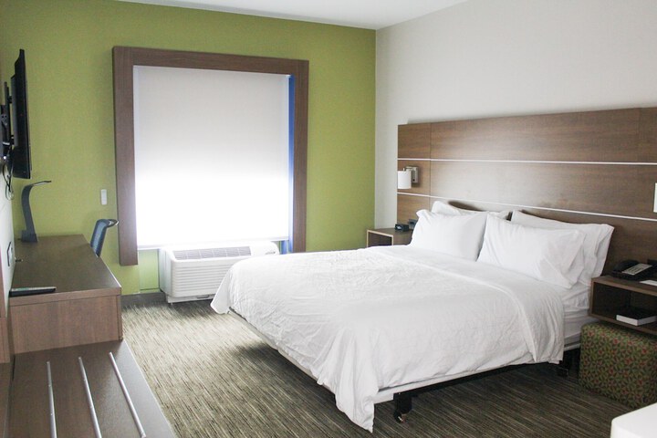 Standard King Bed Accessible (11 of 11)