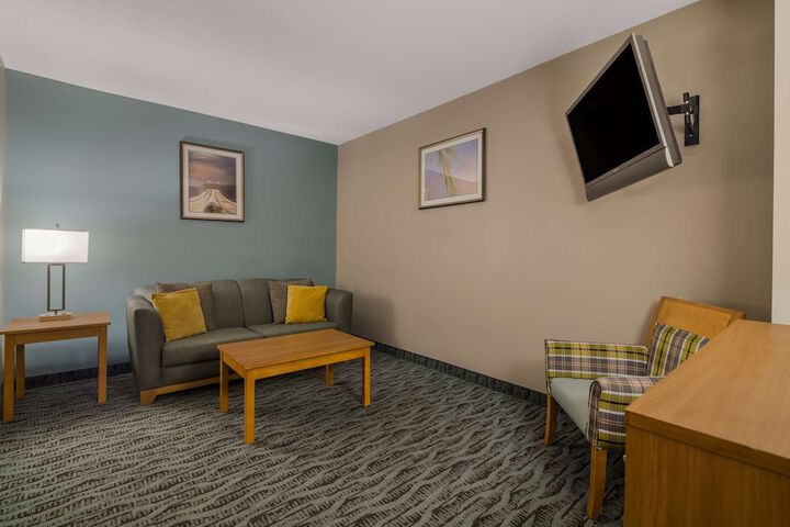 1 King Bed Business Plus Room, Microwave, Refrigerator Full Breakfast (18 of 36)