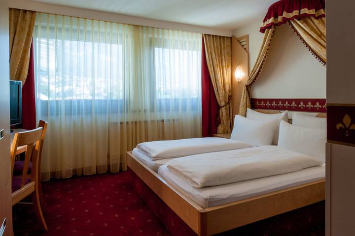 Room 9 of 47