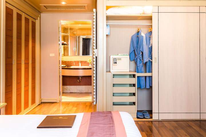 Room 10 of 87