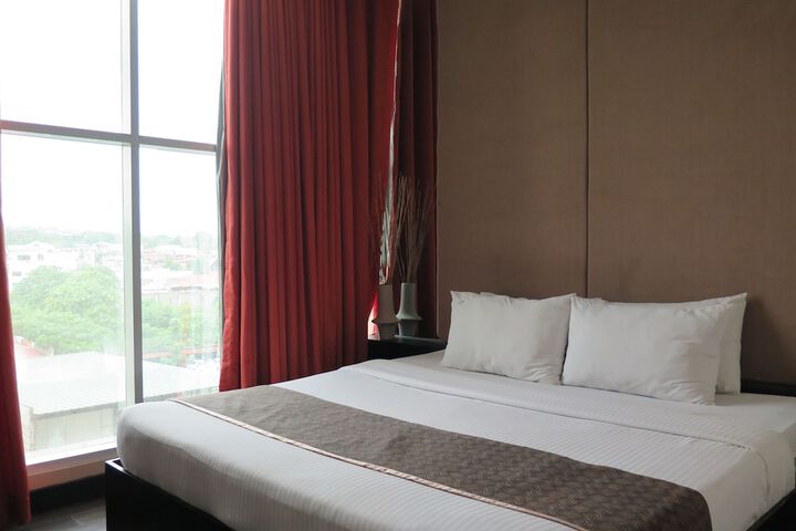 Room 4 of 32