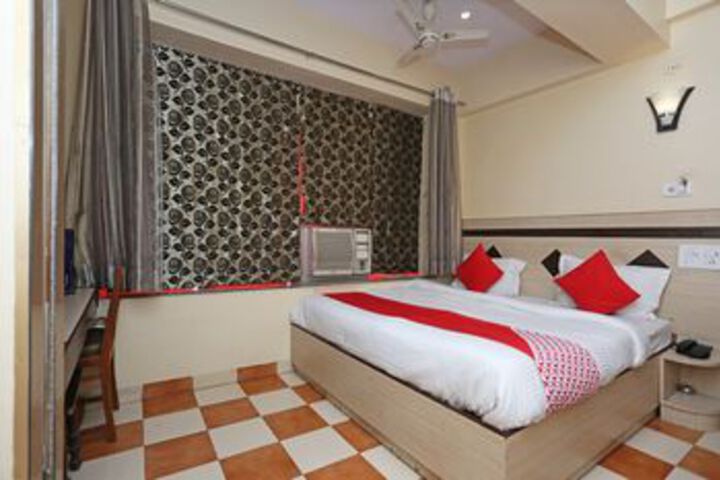 Oyo 9926 Hotel Bharat Inn