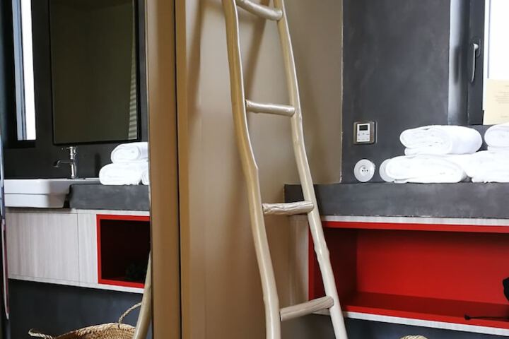 Room 8 of 75