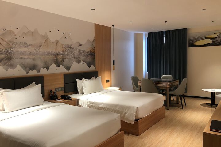 Room 6 of 8