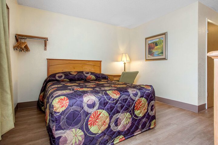 1 Queen Bed (6 of 20)
