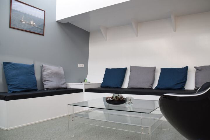 Room 6 of 16