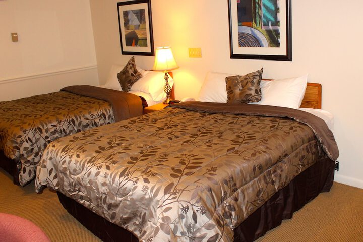 Classic 2 Queen Beds Not Wheelchair Accessible (3 of 14)