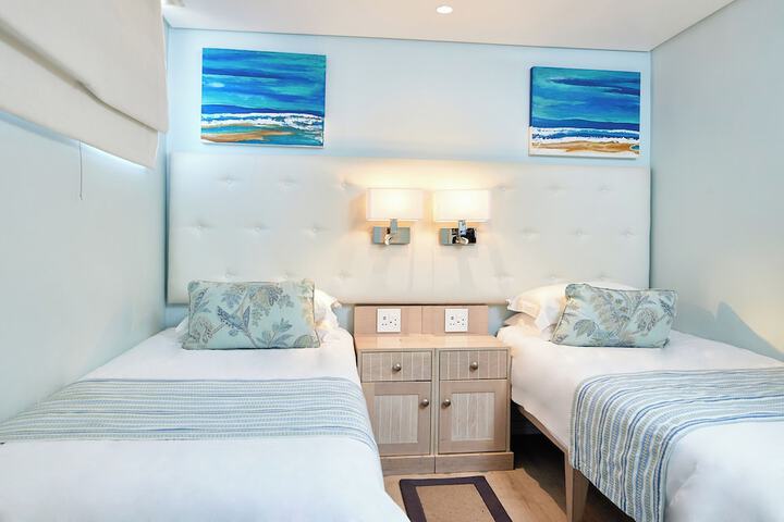 Room 44 of 191