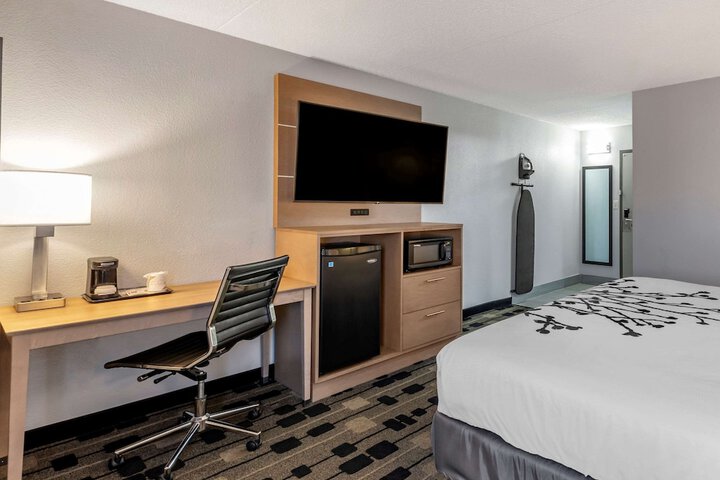 Room 8 of 32