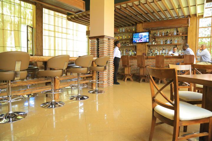 Lounge 21 of 39