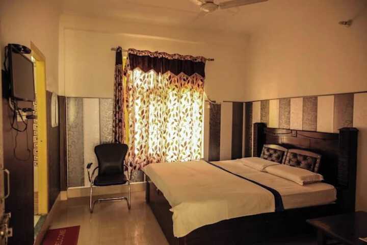 Room 4 of 12