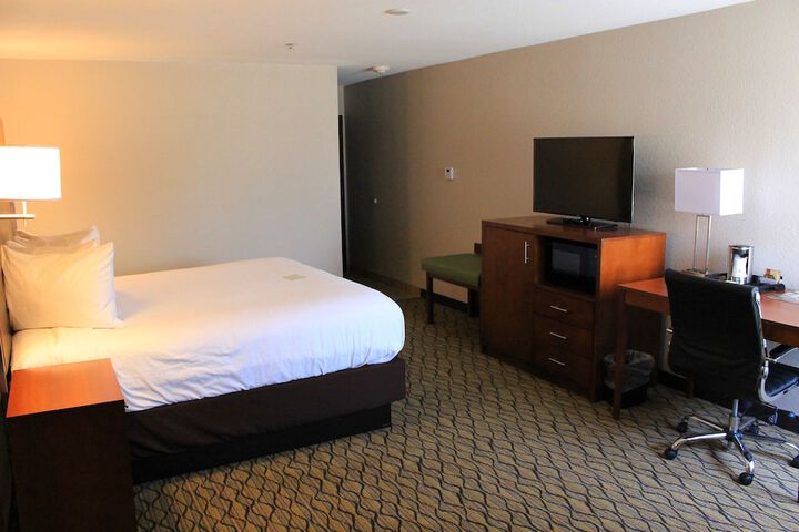 1 King Bed (3 of 24)
