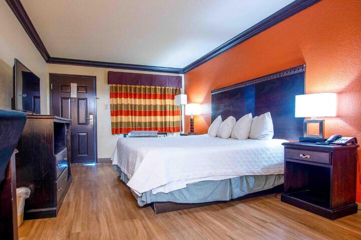 1 King Bed (4 of 9)