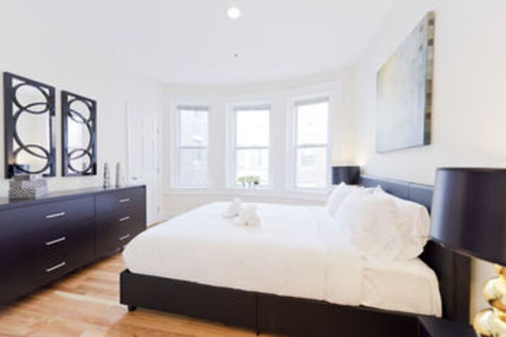 Room 4 of 8