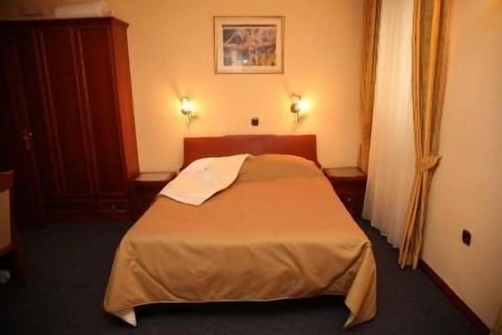 Room 8 of 16