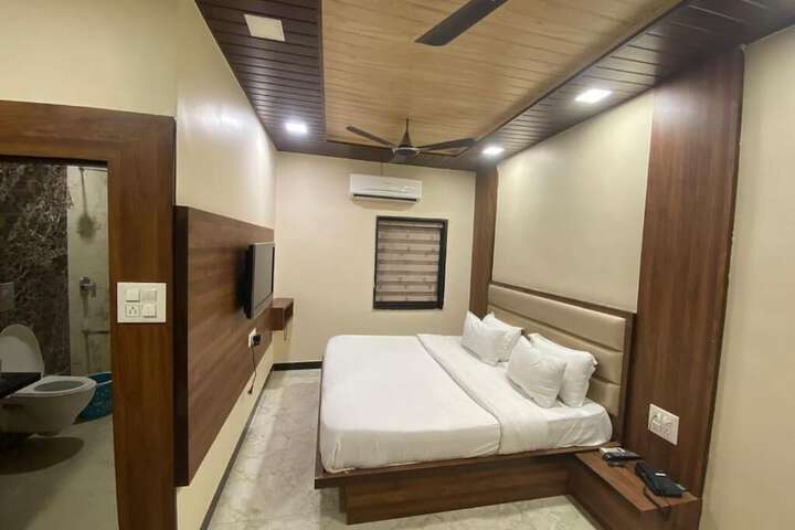 Room 3 of 37