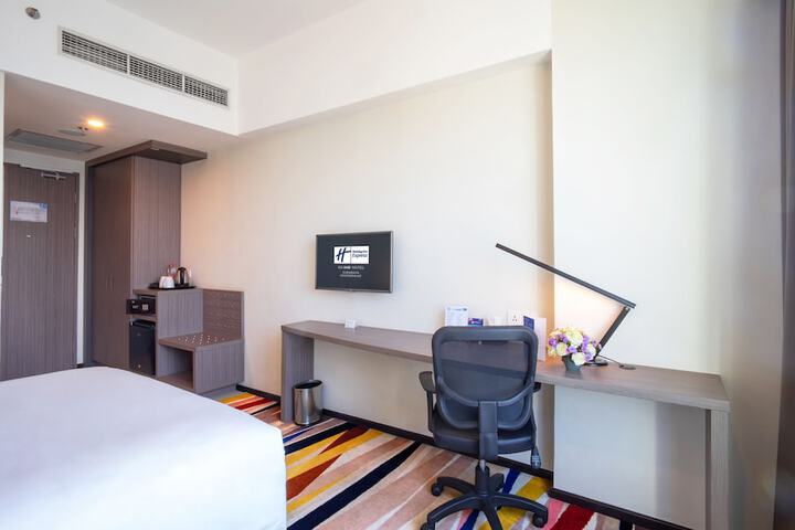 Room 12 of 70